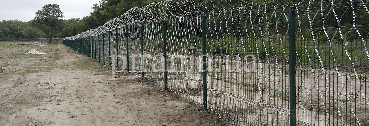 Забор из панелей и Пираньи