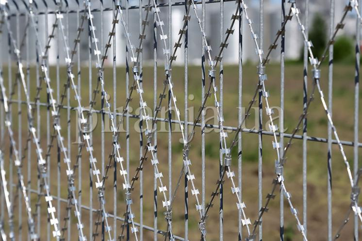 Забор из сварной сетки и сетка колючая Пиранья