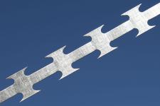 Лента колючая Егоза крупным планом