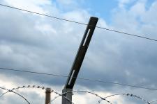 Проволока натяжная на кронштейнах для плоского барьера Егоза