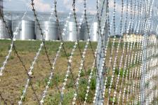Ограждение из сетки колючей Пиранья возле элеватора