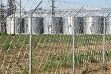 Ограждение из колючей сетки Пиранья и плоского барьера безопасности