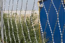 Ограждение строительной площадки колючей сеткой Пиранья
