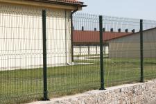 Ограждение из сварных панелей на современной ферме