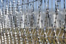 Сетка Пиранья 2х6 на металлическом заборе