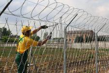 Установка ограждения из сетки колючей Пиранья и плоского барьера Егоза