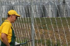 Установка колючей сетки Пиранья к натяжной проволоке