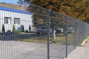 Welded wire grid fence around a small business