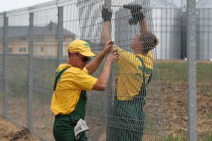 Installation of a welded grid fence